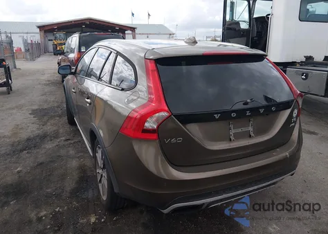2015 Volvo V60 Cross Country T5 z USA, uszkodzony, nr VIN YV4612HK2F1001885